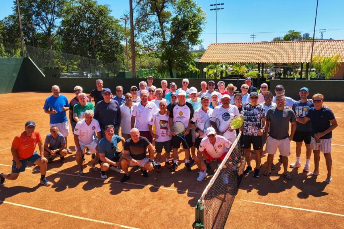 Tenistas veteranos reunidos recentemente no Bauru Tênis Clube