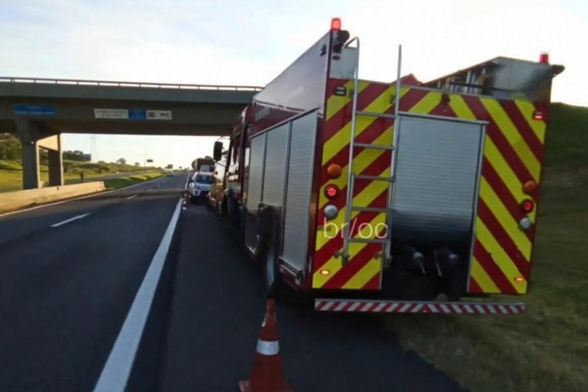Caminhão do Corpo de Bombeiros durante o atendimento da ocorrência