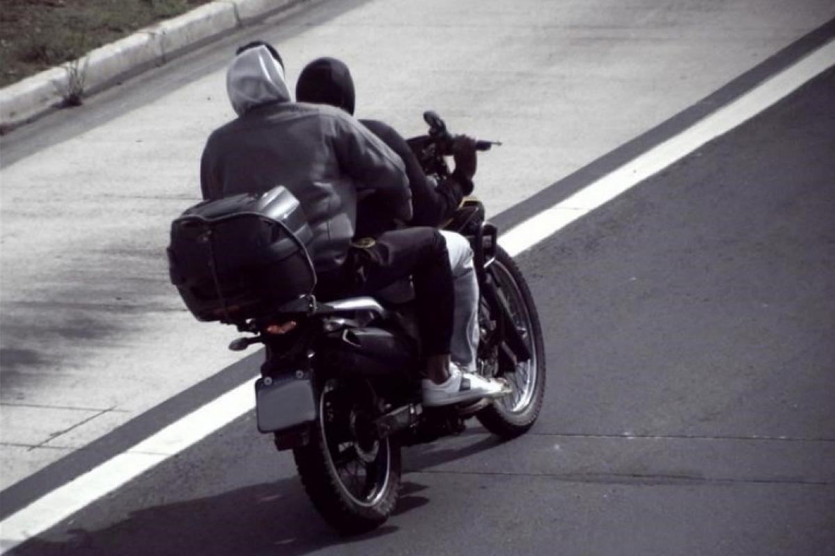 Levantamento da Emdec aponta mais de 700 infrações por falta de capacete e manobras perigosas; condutas já estão ligadas a mortes na cidade.