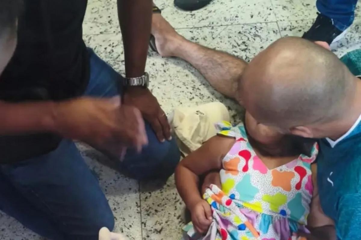 Buraco se abre e criança cai em escada rolante