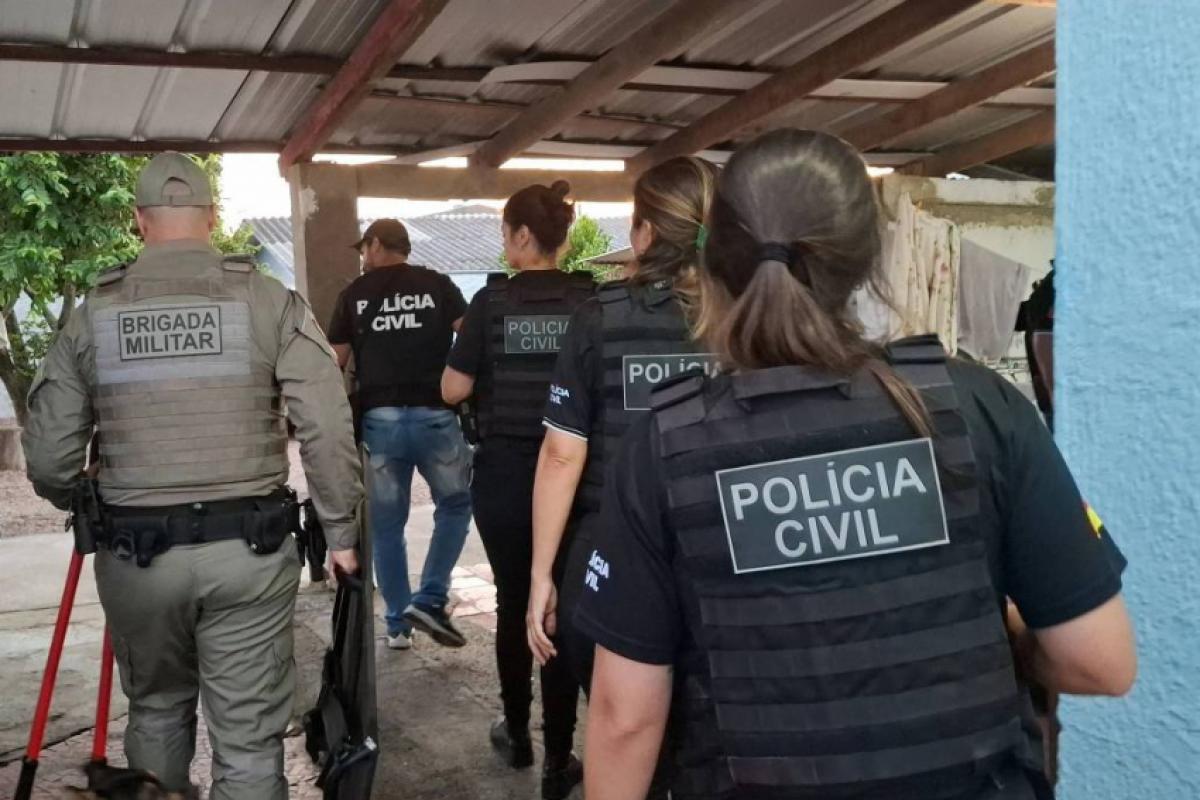 Policiais cumprem mandado do caso; homem suspeito de matar três pessoas em Cachoeirinha (RS) foi preso em 10 de fevereiro