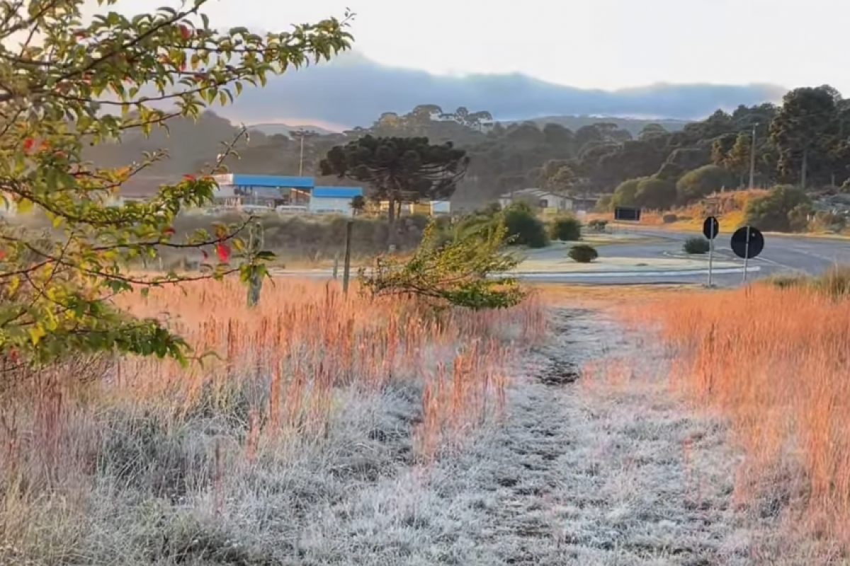 A massa de ar frio e seco que chegou à região Sul no domingo (26) deve manter as temperaturas baixas nos próximos dias.