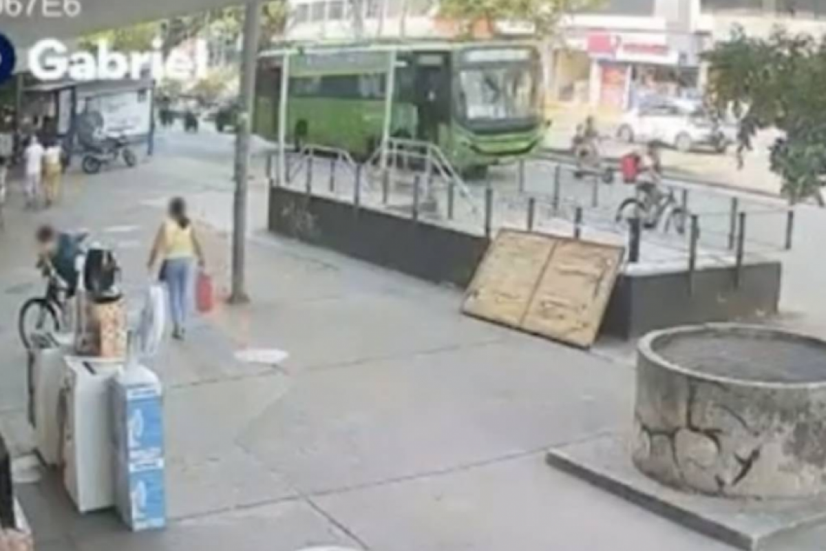 O acidente aconteceu na tarde de segunda-feira (30), na rua Conde de Bonfim, uma das mais movimentadas da Tijuca.