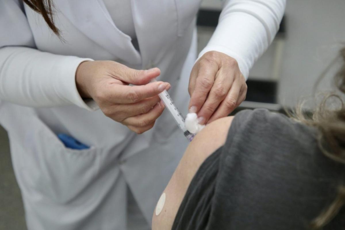 A vacina contra a febre amarela é gratuita e segue recomendada na rotina para crianças aos 9 meses