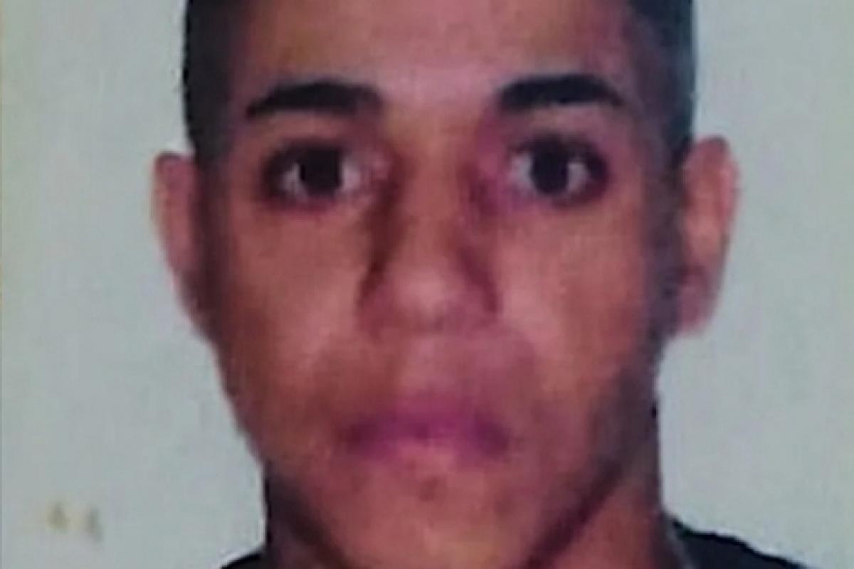 Vítima foi morta a tiros dentro de bar; câmeras registraram fuga do autor para área de mata.