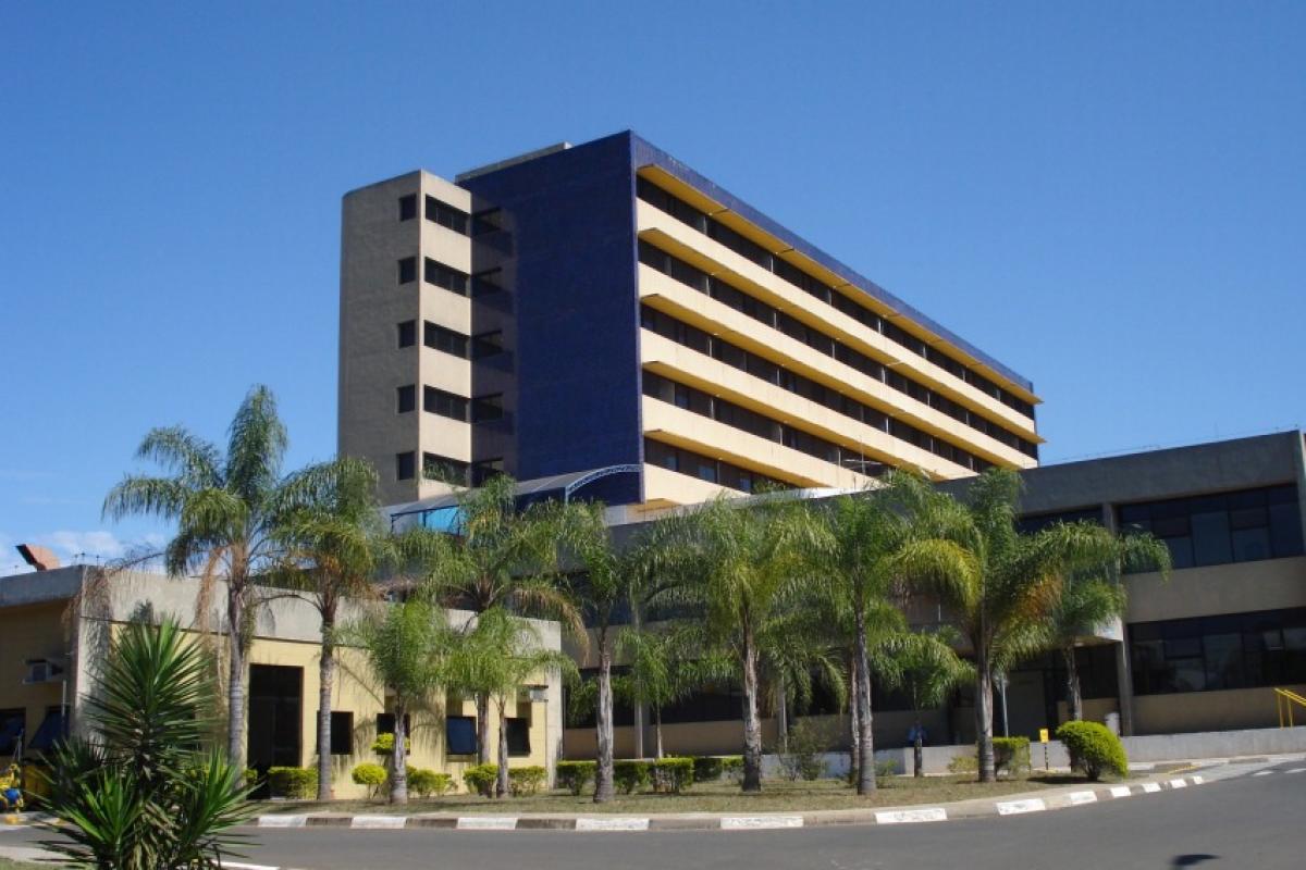 Unidade identifica pacientes com bactéria resistente, sem infecção ativa, e mantém protocolos rigorosos.