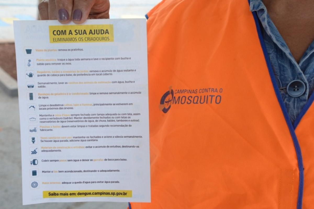 Ação mobiliza 120 trabalhadores e percorre cinco bairros com foco na eliminação de criadouros do mosquito.