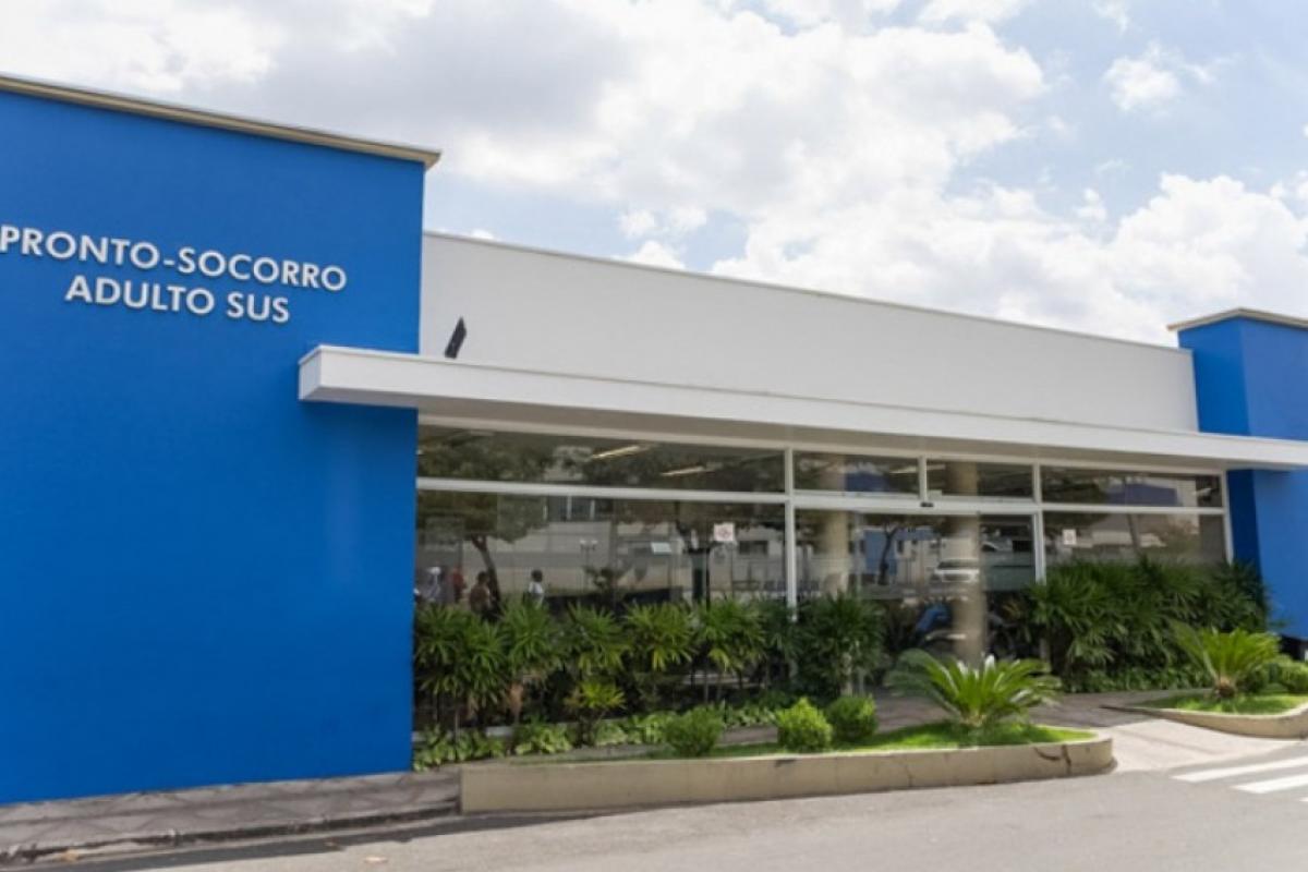 Pronto-socorro da unidade opera com 360% da capacidade e mantém parte dos pacientes em macas.