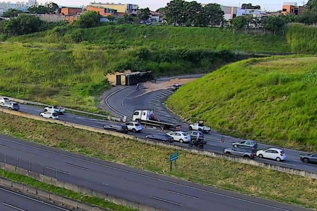 Tombamento de carreta matou motorista e bloqueou acesso à SP-340 na madrugada desta quinta-feira.