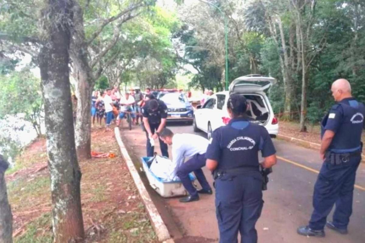 A vítima foi identificada como Arlei Pereira Lima, que pescava no local quando uma das varas foi puxada para dentro da água. 