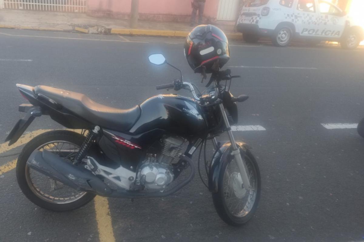 Acidente entre moto e carro aconteceu no Jardim Morumbi; motorista foi identificado por imagens de monitoramento