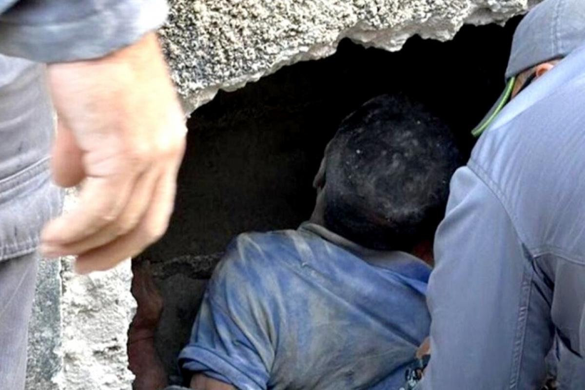 O homem ficou entalado por 6 horas no muro. 
