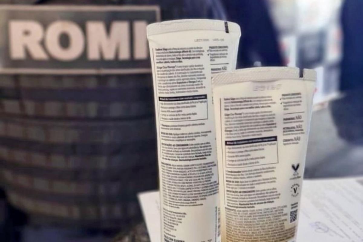 Durante a abordagem, os agentes encontraram com ele uma bolsa contendo dois frascos de produtos furtados: um shampoo e um condicionador, avaliados em mais de R$ 100.