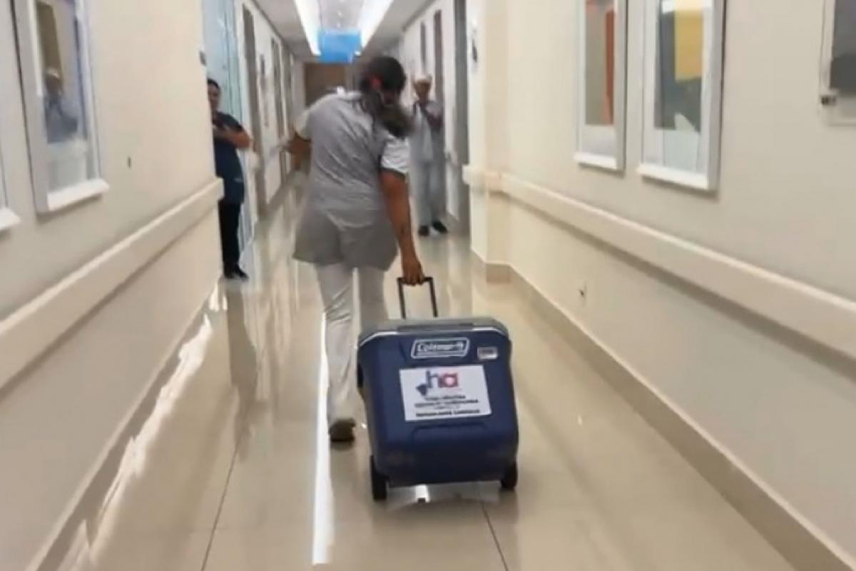 O cooler hospitalar foi recebido pelos familiares com festa, mas também respeito à família da doadora