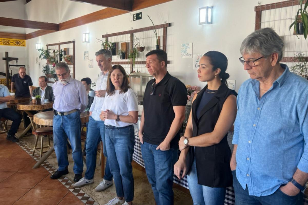 Edvaldo Lopes Ferraz, Vinicius Marchese, Ligia Mackey, Luis Chorilli Neto, Ana Paula Ribeiro e João Bosco Romeiro 