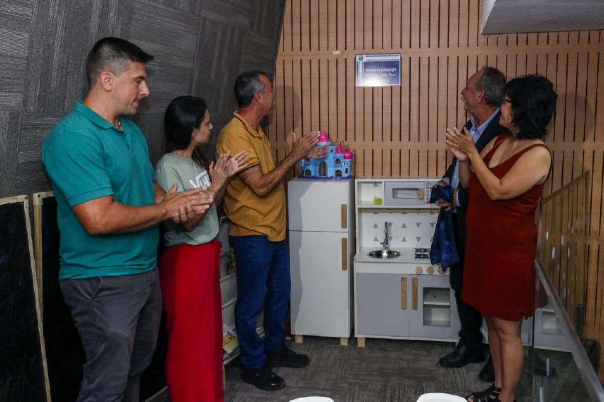 Câmara de Campinas homenageia servidora Cristiane Laurito e filho Theo que passam a dar nome ao Espaço Criança e sala da Diretoria de Finanças.