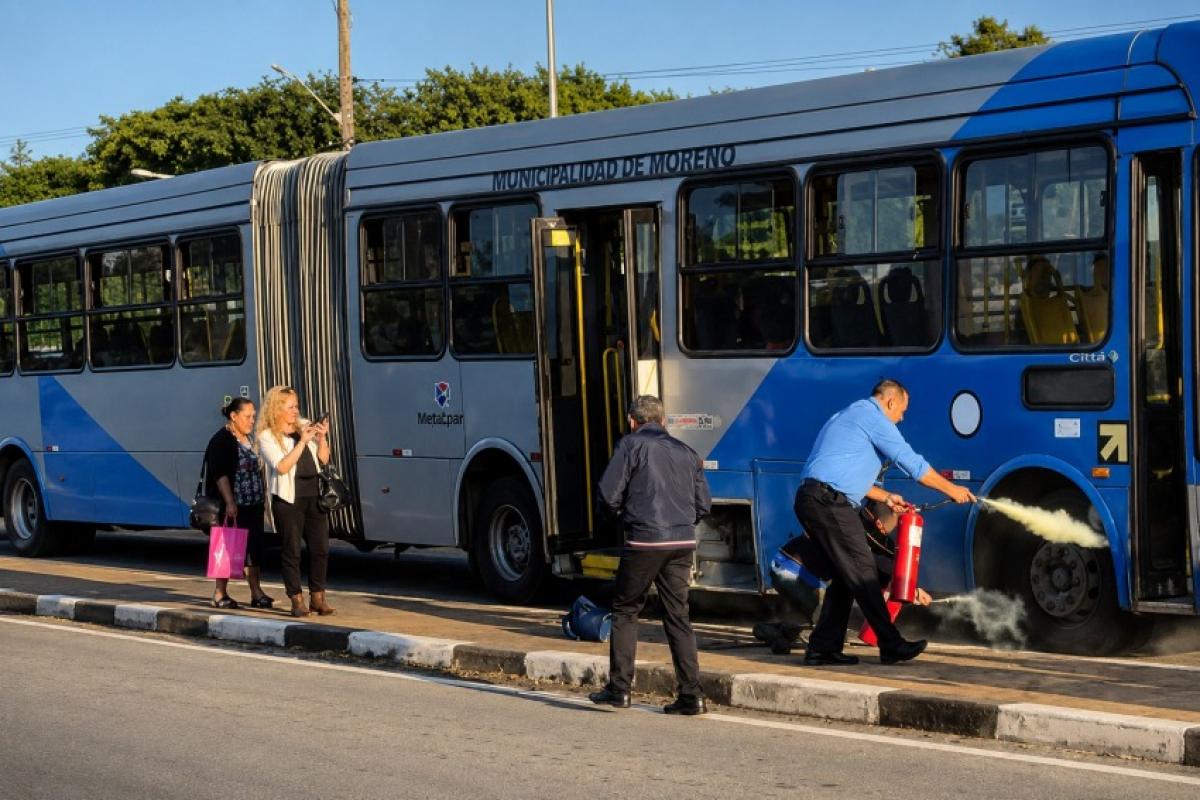 BRT teve princípio de incêndio nas Amoreiras e ônibus da linha 402 quebrou durante a madrugada.