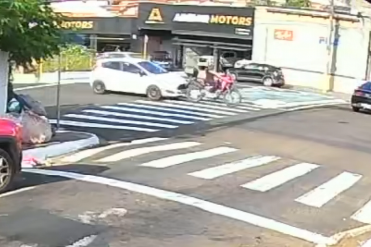 Carro bate na traseira da moto na avenida Alonso y Alonso