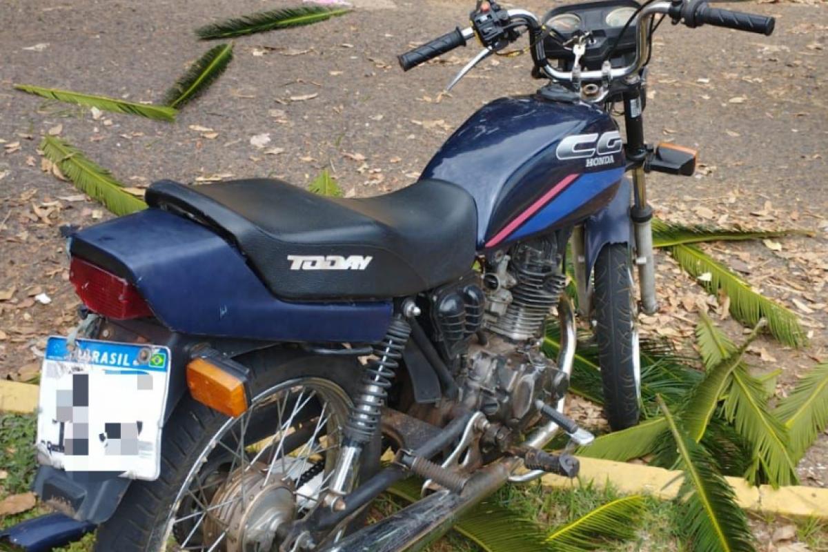 Homem tentou escapar da PM em alta velocidade, mas caiu da moto e acabou detido no bairro Portal da Pérola
