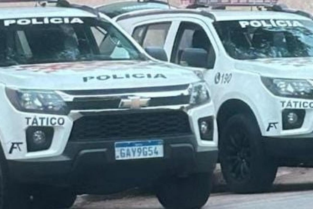 Os PMs prenderam o criminoso no estacionamento do supermercado