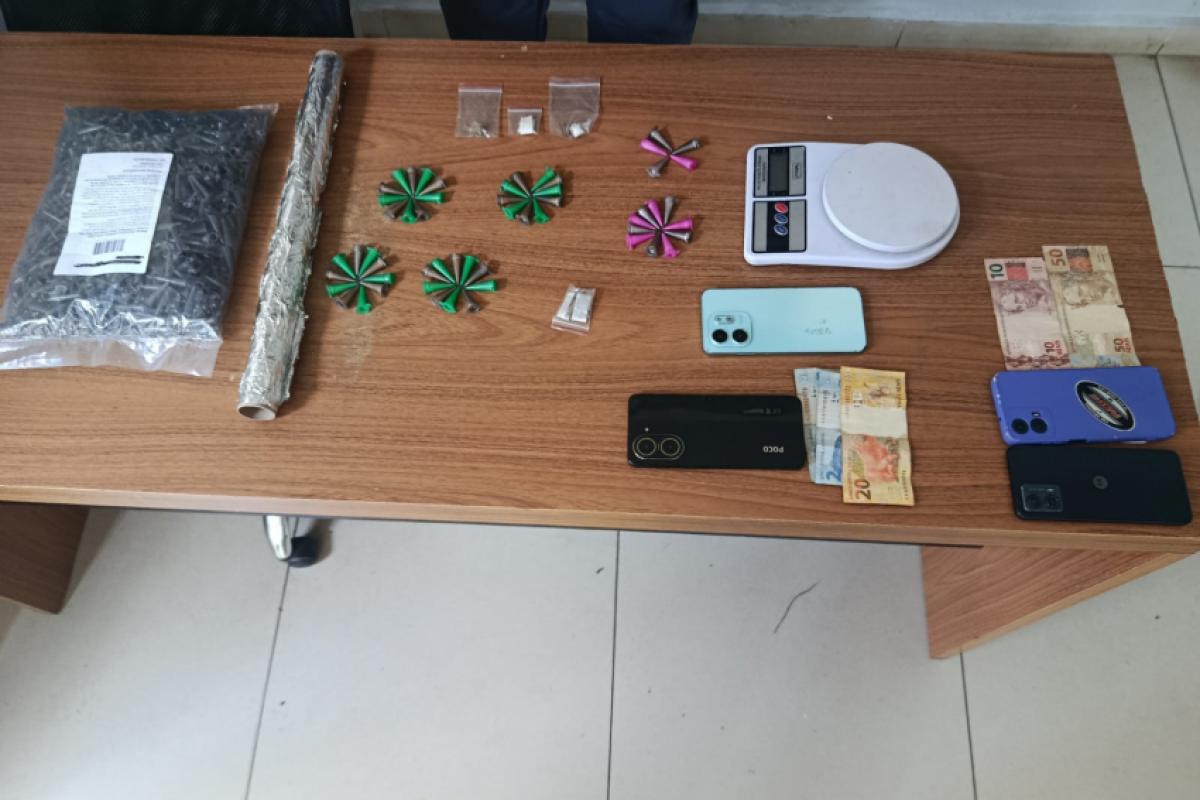 Suspeitos tentaram fugir após chegada da PM em imóvel usado para armazenar