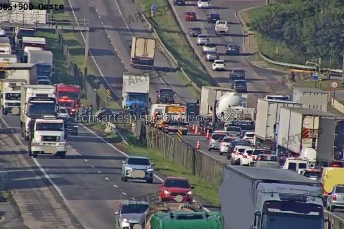 O motorista do carro morreu no local do acidente