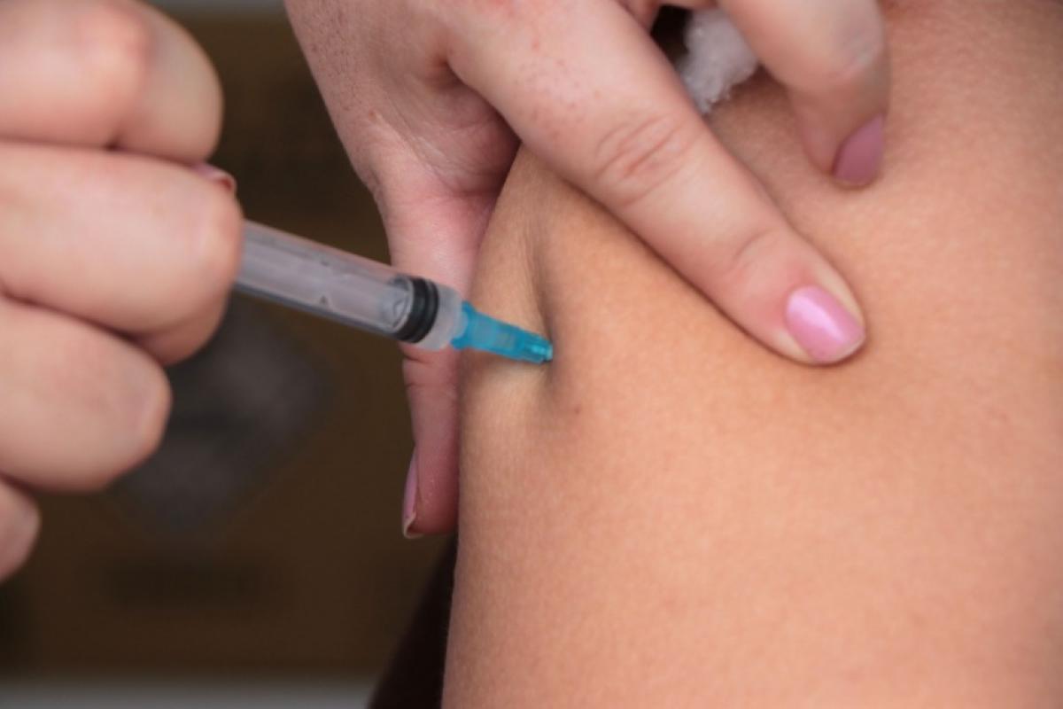 Unidades funcionarão das 7h às 13h para ampliar o acesso à vacina da gripe e à atualização da caderneta.