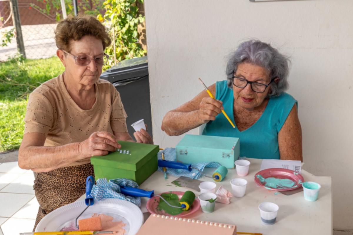 A ação promoveu momentos de convivência, bem-estar e expressão da criatividade por meio da confecção e decoração de caixas artesanais