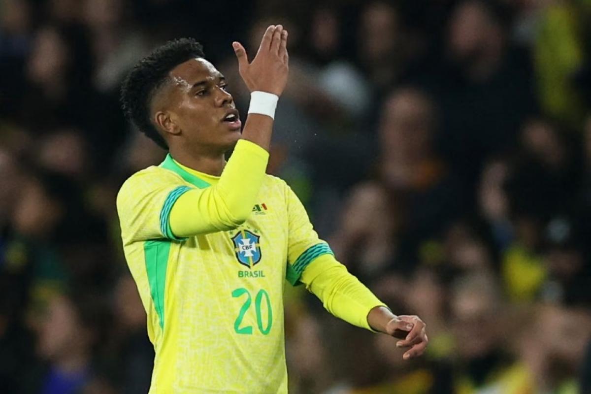 Estêvão Willian, de 19 anos, com a camisa da seleção brasileira antes da contusão
