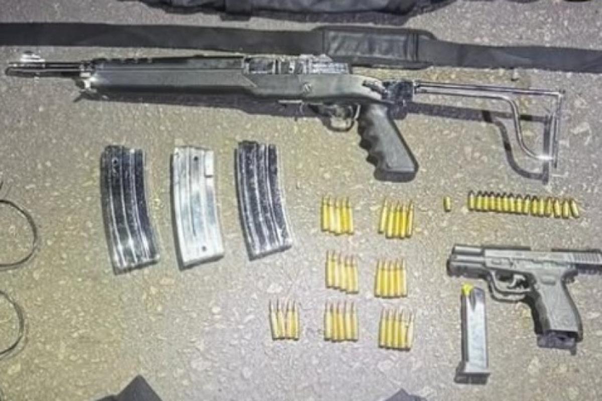Homem procurado pela Justiça morreu após troca de tiros com a PM no Cidade Singer; armas e colete foram apreendidos.