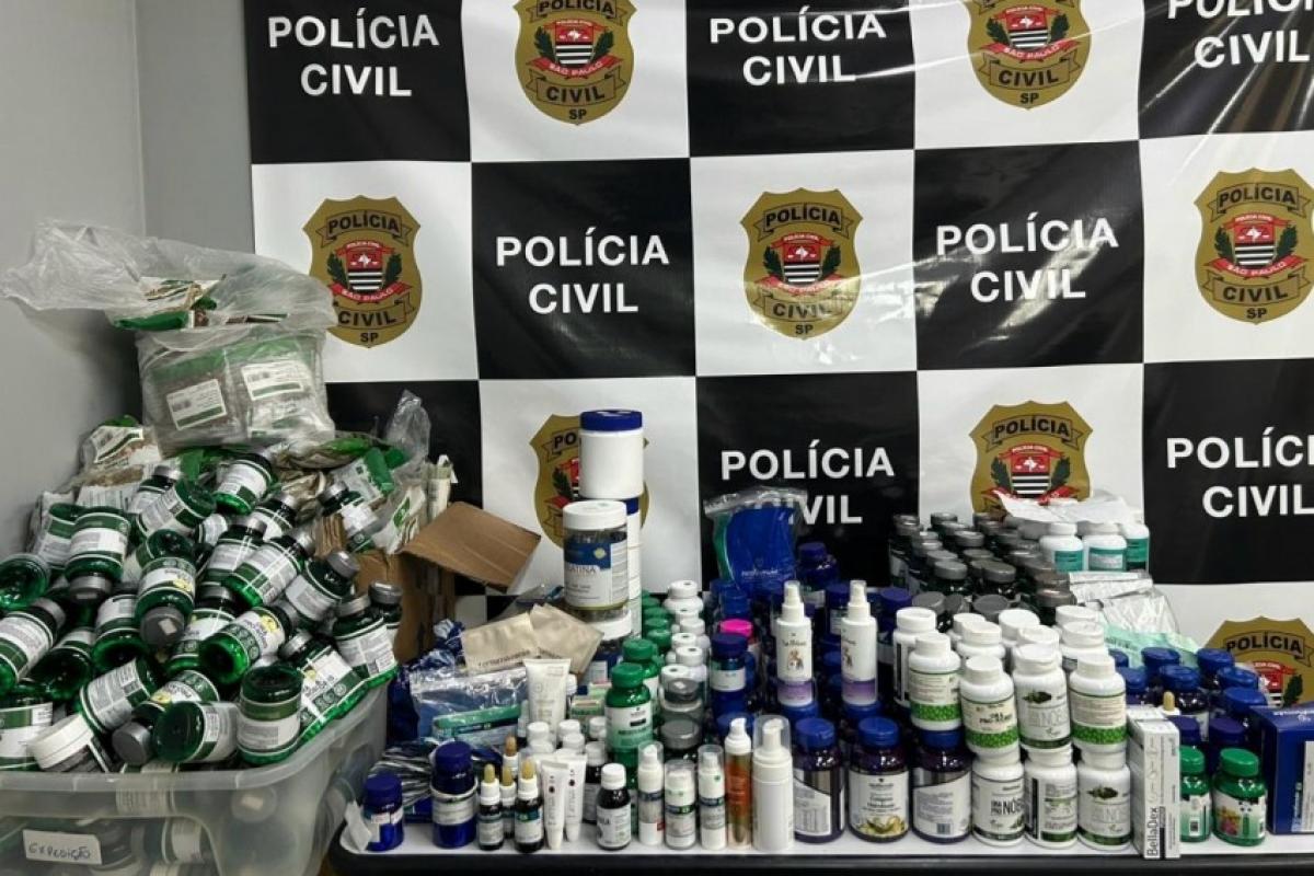Dono de farmácia é detido por vender itens vencidos; imóvel vizinho a farmácia era usado para esconder itens ilegais.