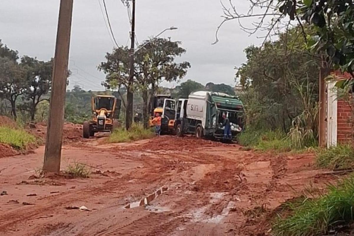 A via de terra ficou com o acesso intransponível devido à chuva ocorrida neste domingo