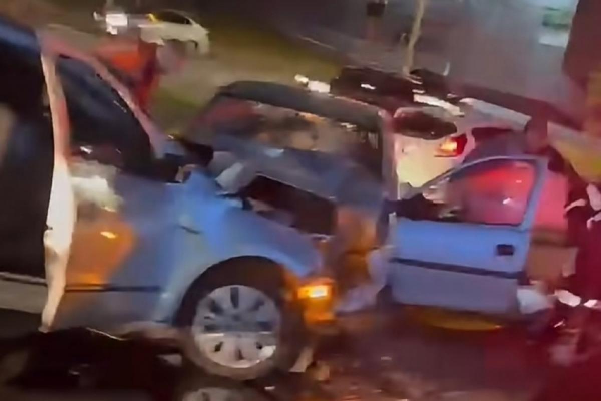 De acordo com informações preliminares, um motorista perdeu o controle do veículo, cruzou o canteiro central e colidiu contra outro carro.