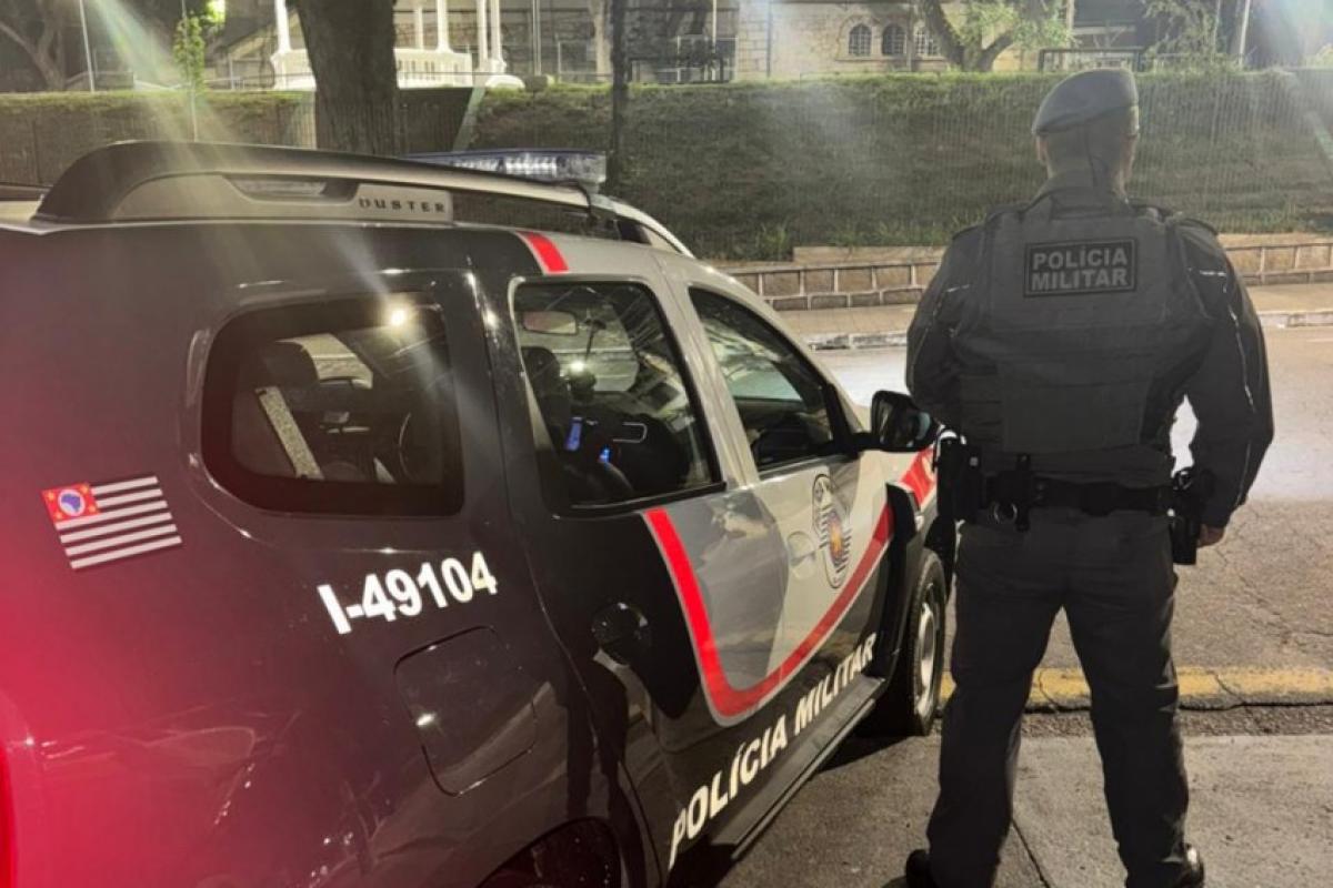 Ao chegarem ao local, os policiais constataram que a situação se tratava de um desentendimento familiar e iniciaram a identificação dos envolvidos