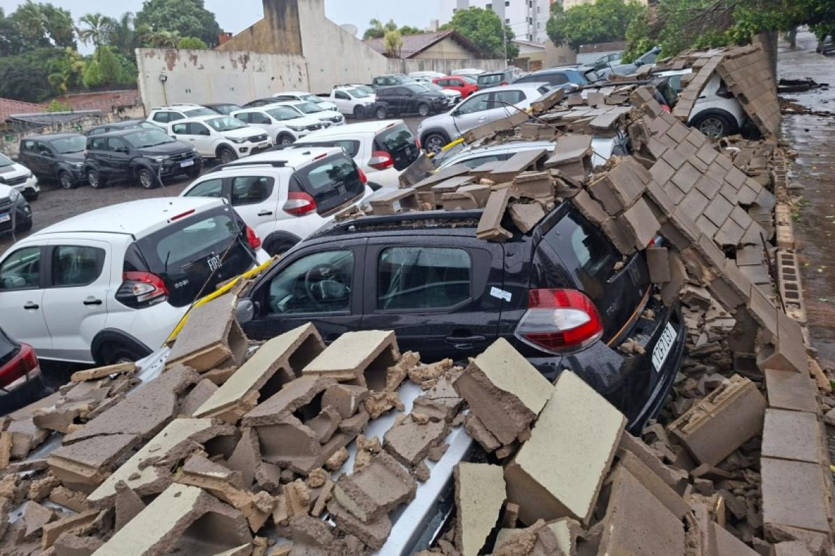 Garagem pertencente à Localiza Aluguel de Carros, na rua José Ferreira Marques