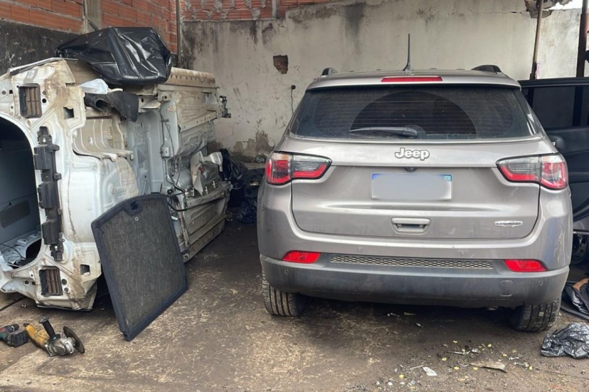 Local no Satélite Íris foi localizado após denúncia; veículo furtado e carros desmontados foram encontrados.