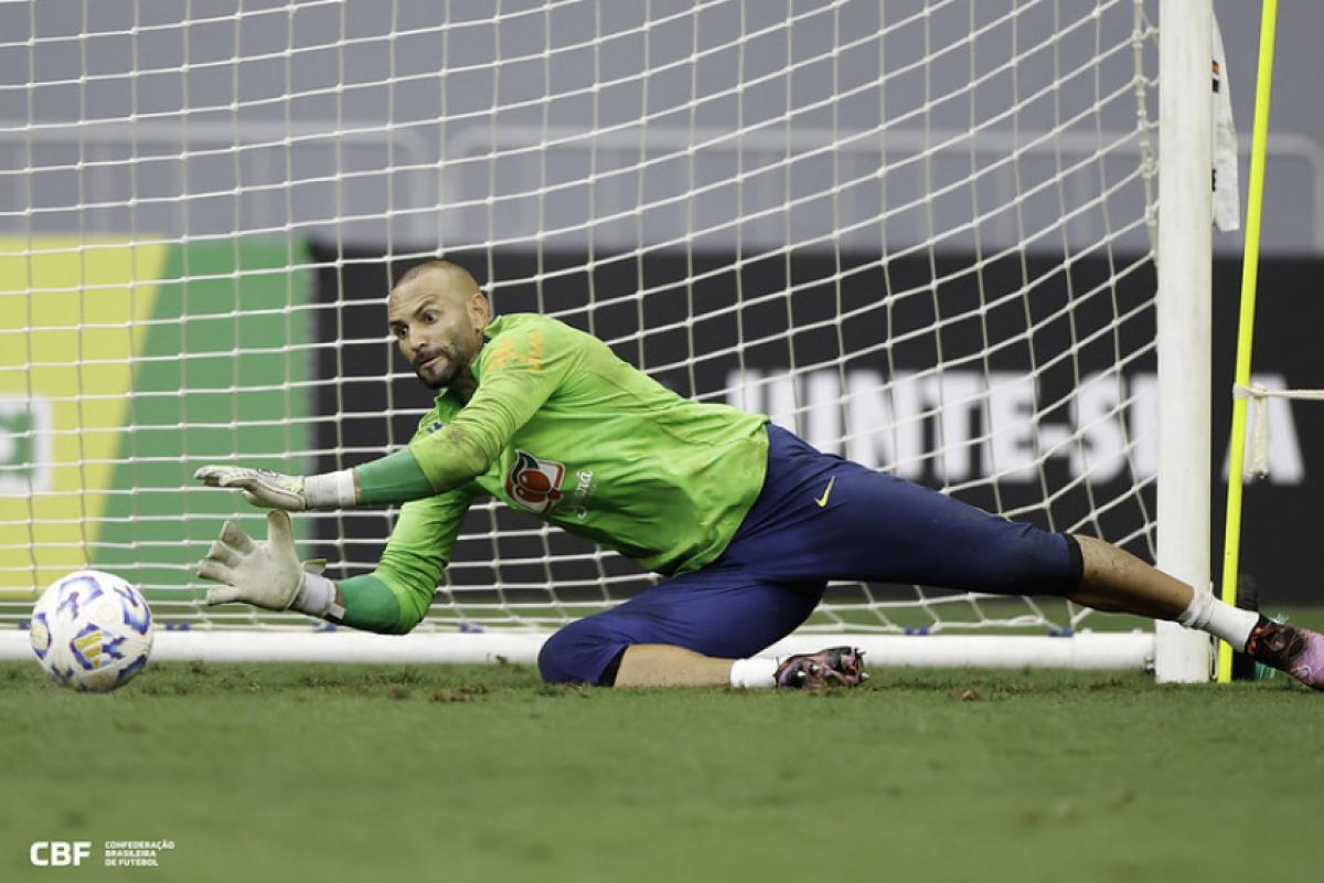 Weverton, do Grêmio, é a grande surpresa da lista para a Copa