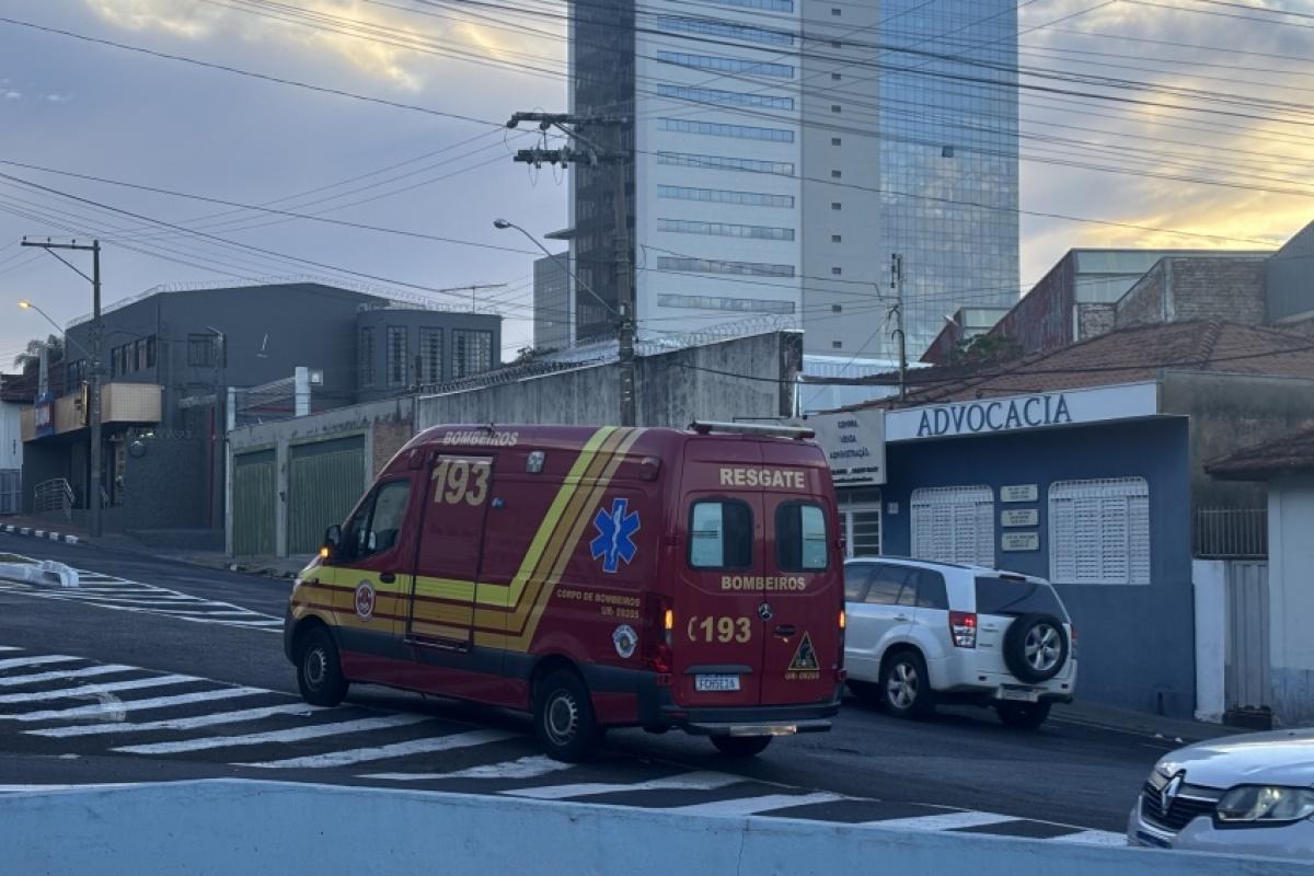 Resgate saindo com a vítima para atendimento médico