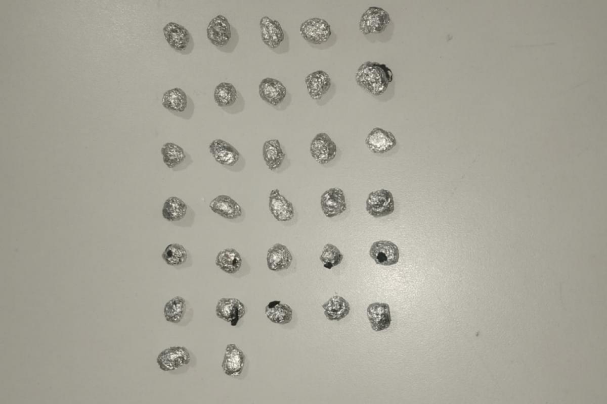 Suspeito foi denunciado por venda de drogas e acabou preso com 32 porções de crack prontas para comércio