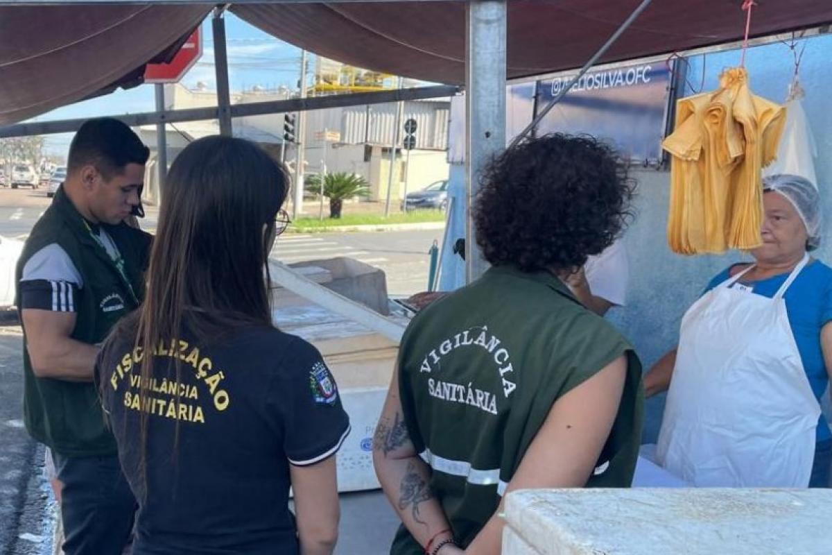 Vigilância Sanitária alerta comerciantes sobre falsos fiscais que pedem dinheiro e documentos de forma fraudulenta.