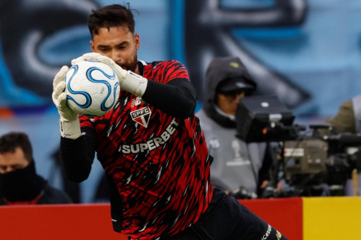Carlos Coronel defendeu o gol do São Paulo, no Chile