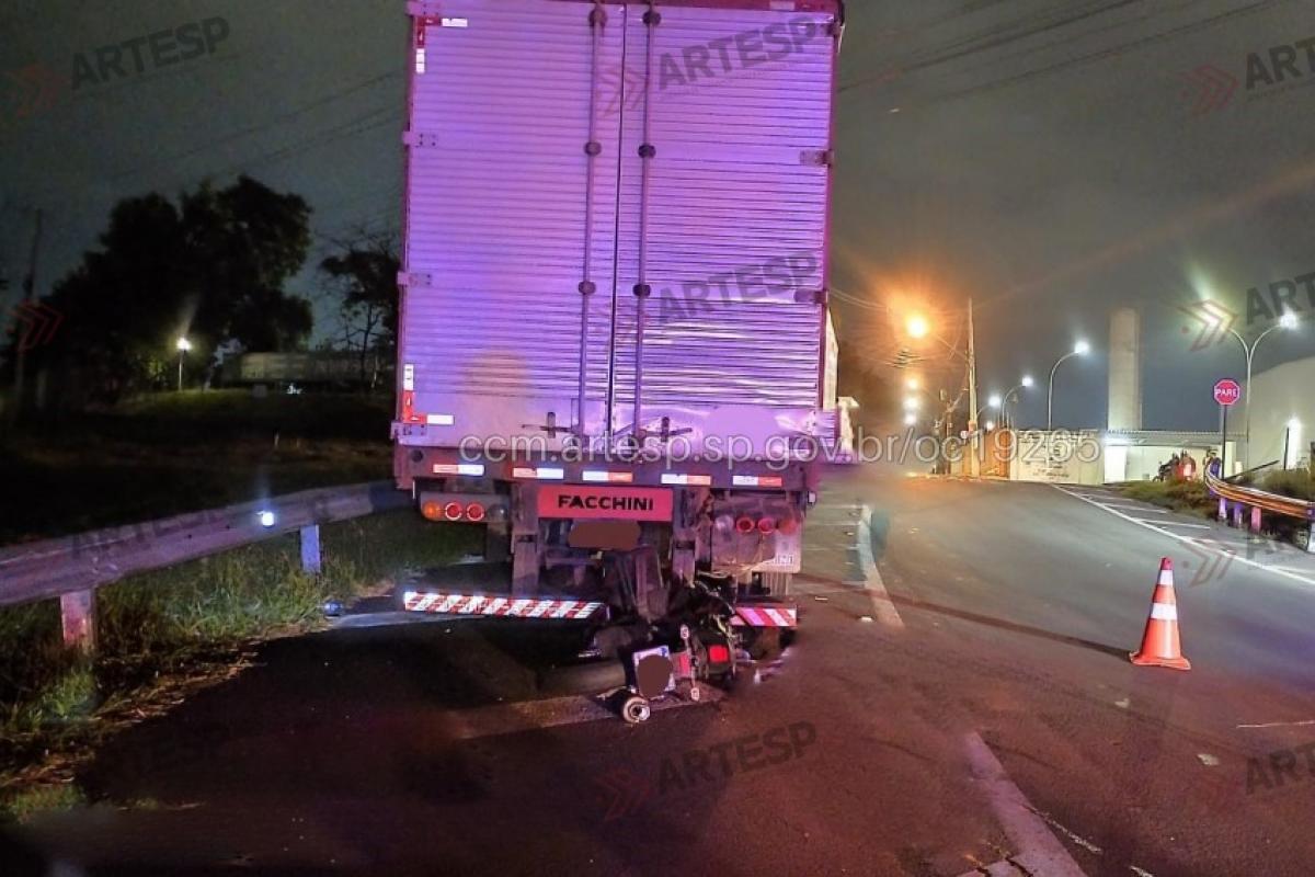 Motociclista morreu após bater na traseira de uma carreta parada na marginal da rodovia, nesta madrugada.