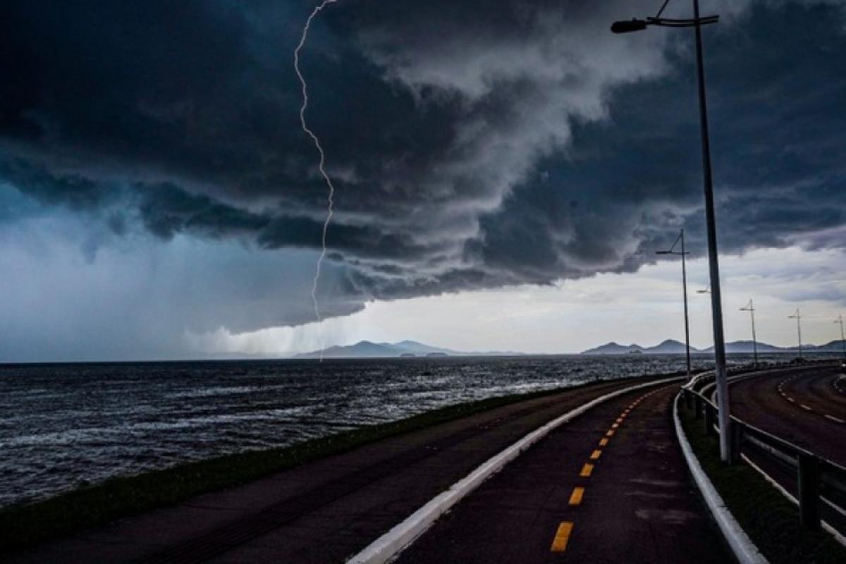 empestade com raio em Florianópolis, na Beira-mar Norte 
