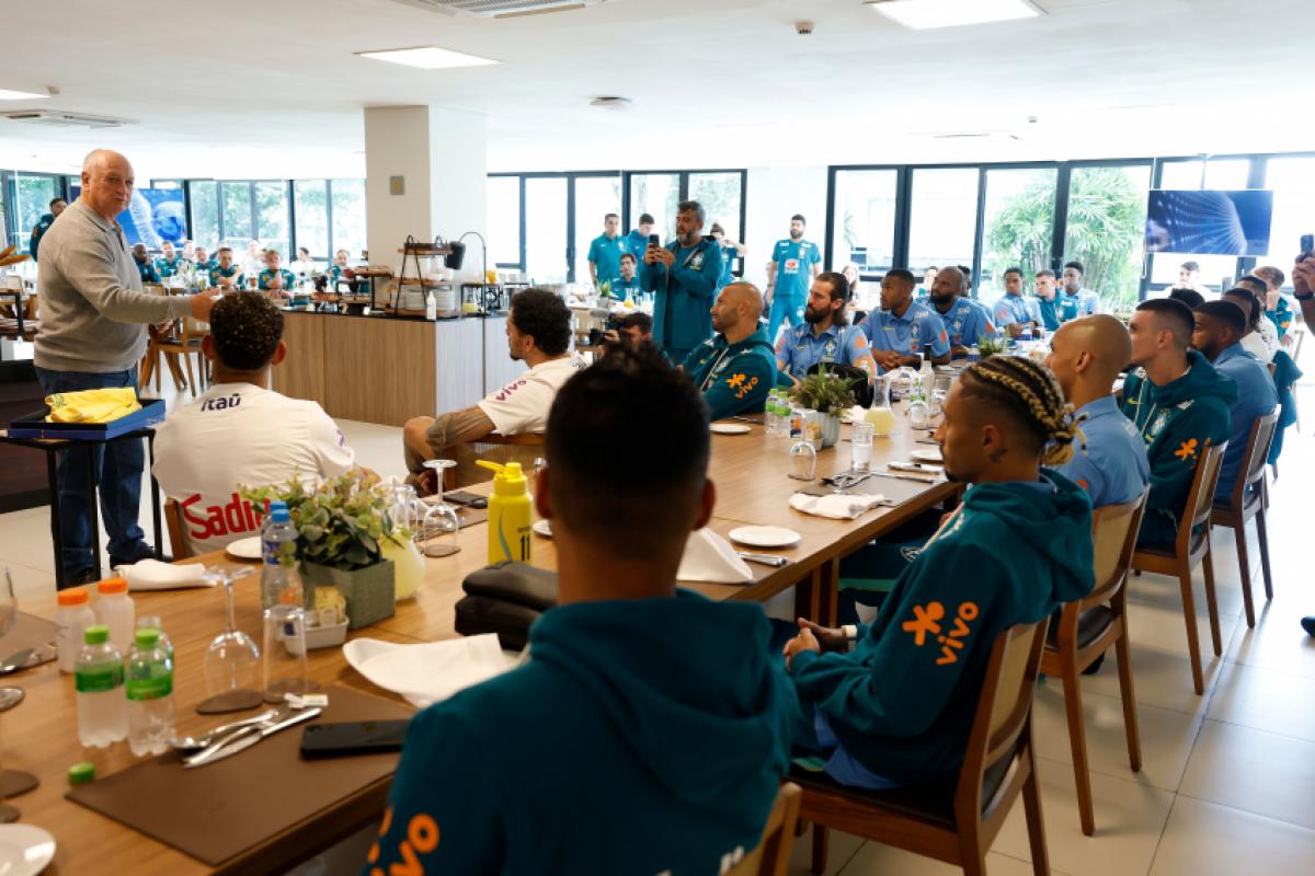 Felipão conversa com jogadores da seleção brasileira