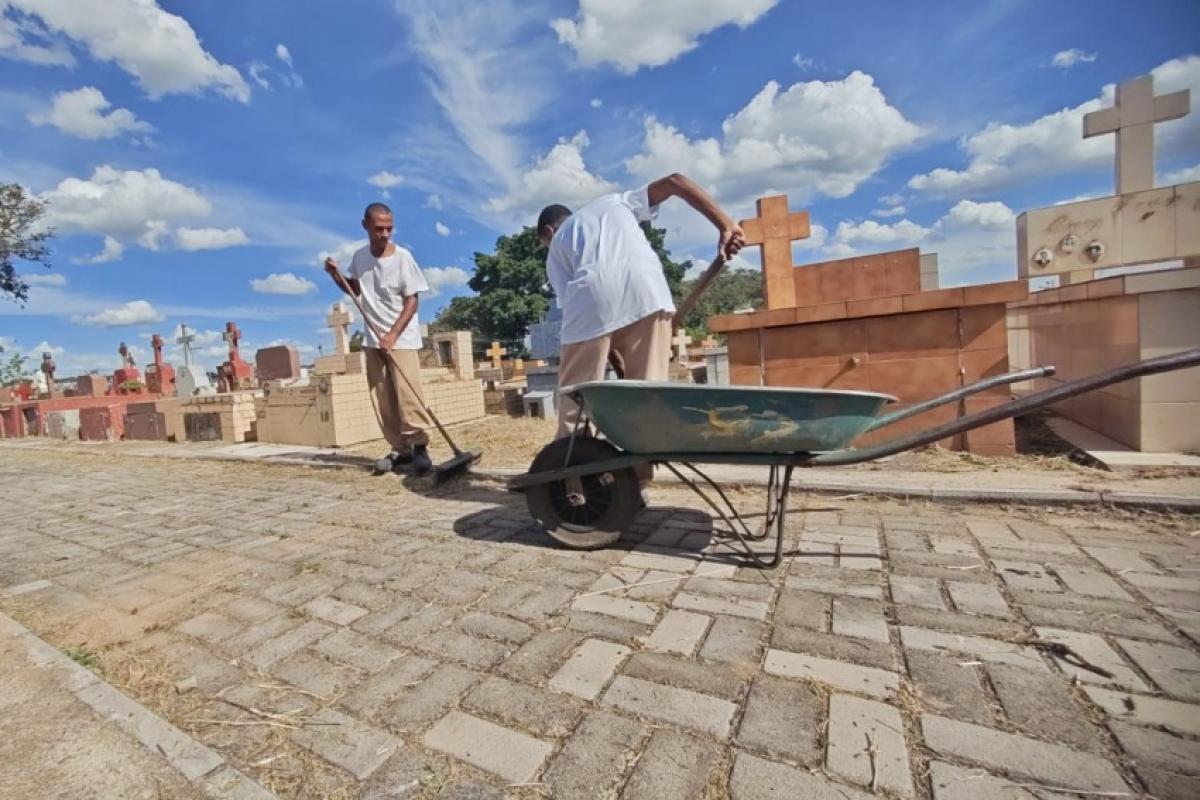 Cemitérios municipais receberam serviços de manutenção e funcionarão em horário normal no domingo.