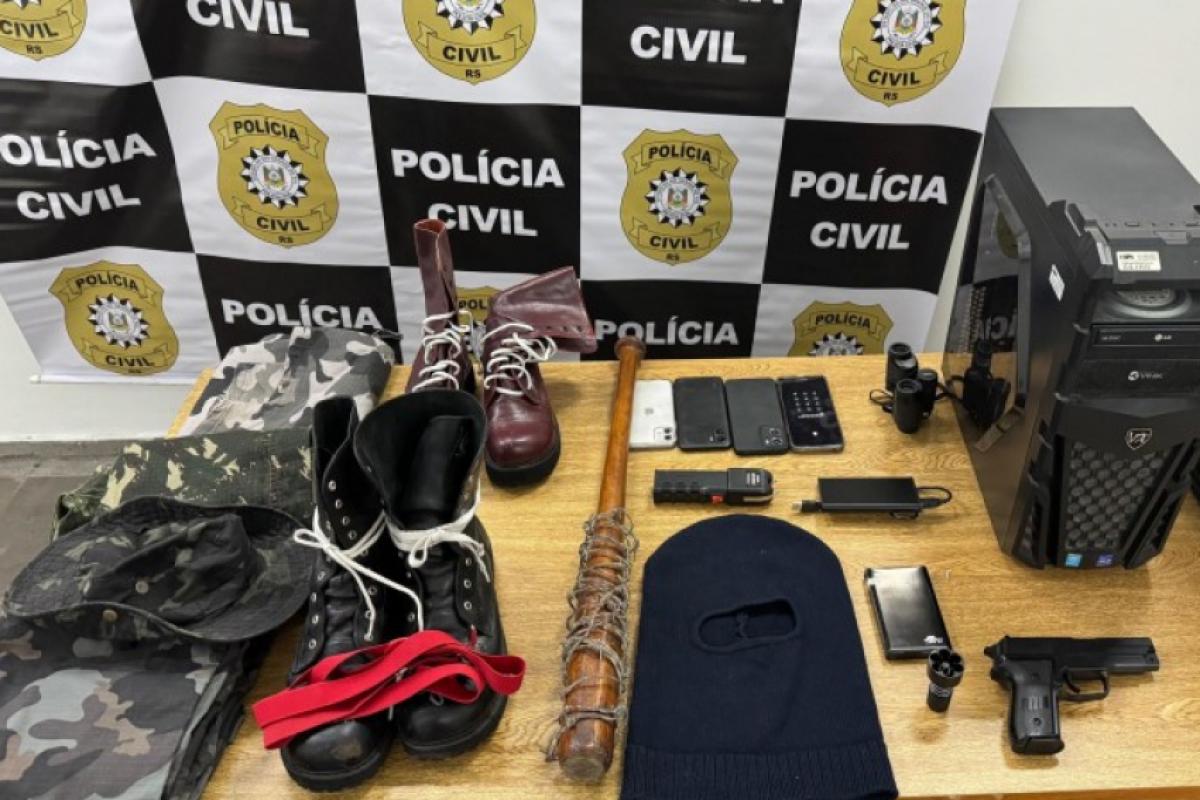 Ação contou com a participação de 20 policiais no cumprimento de quatro mandados de busca e apreensão.