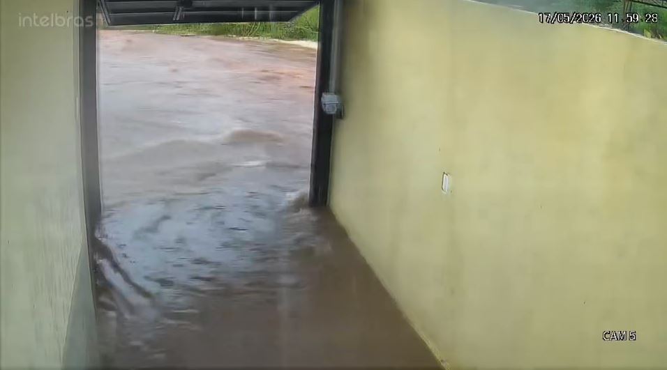 Água invadiu casas