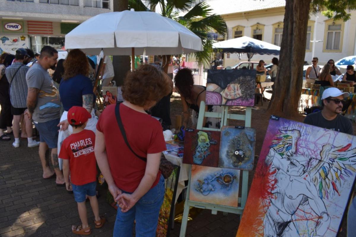 Centro recebe feira de artes plásticas e antiguidades no domingo