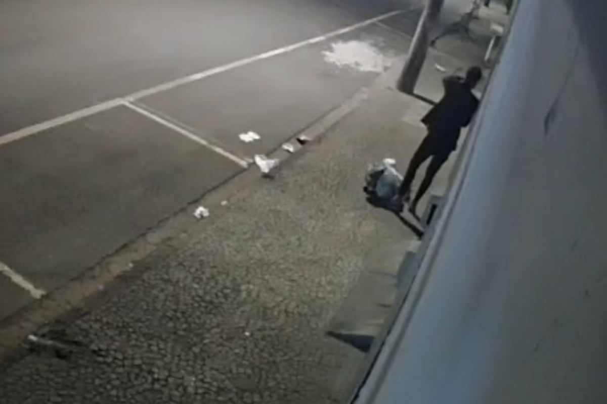 Momento em que o criminoso estourava o cadeado 