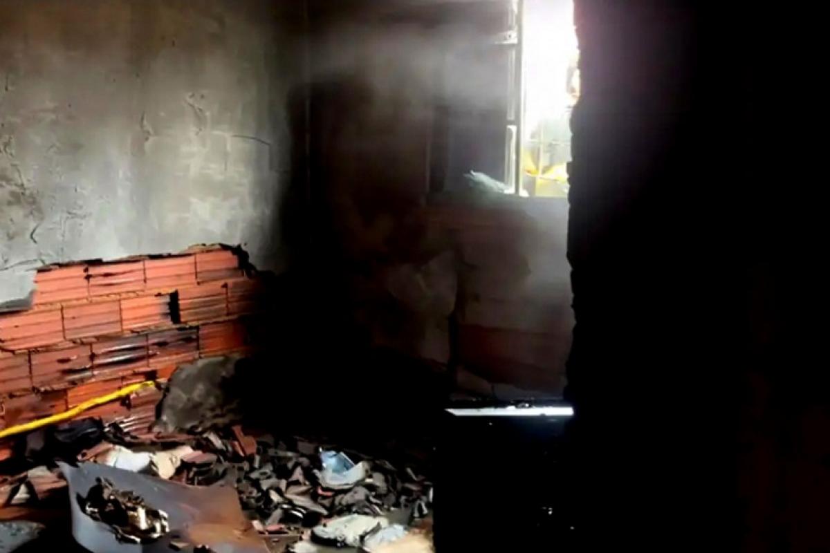 O fogo destruiu a residência na Vila Grego. 